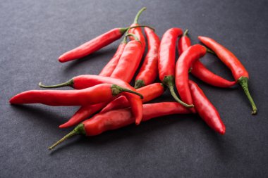 Çiftlik Taze biber, kırmızı biber, siyah arka plan, grup, rasgele, seçici odak