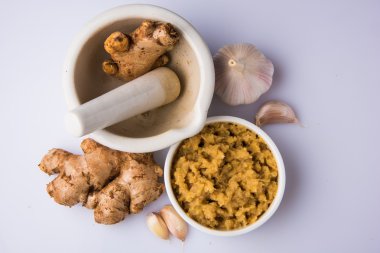 zencefil ve sarımsak ezmesi veya püre ile 1 zencefil ve 1 sarımsak, closeup, seçici odak