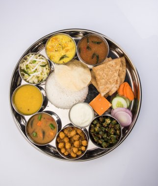 hint thali, hint gıda thali, punjabi thali, punjabi gıda thali, kuzey hint thali, roti, gulab jamum, paneer, kol, pulav veya veg biryani, raita veya rayta, daal tadka veya tarka kombinasyonu