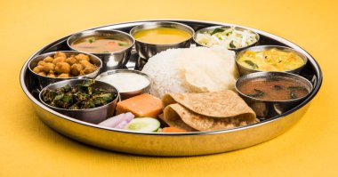 hint thali, hint gıda thali, punjabi thali, punjabi gıda thali, kuzey hint thali, roti, gulab jamum, paneer, kol, pulav veya veg biryani, raita veya rayta, daal tadka veya tarka kombinasyonu