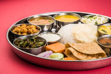 hint thali, hint gıda thali, punjabi thali, punjabi gıda thali, kuzey hint thali, roti, gulab jamum, paneer, kol, pulav veya veg biryani, raita veya rayta, daal tadka veya tarka kombinasyonu
