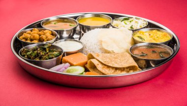 hint thali, hint gıda thali, punjabi thali, punjabi gıda thali, kuzey hint thali, roti, gulab jamum, paneer, kol, pulav veya veg biryani, raita veya rayta, daal tadka veya tarka kombinasyonu