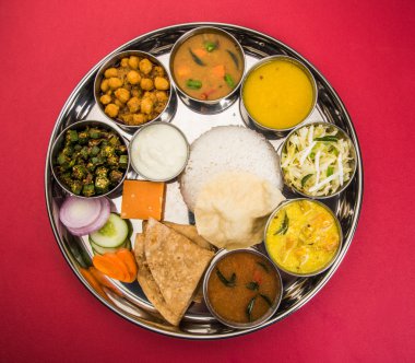 hint thali, hint gıda thali, punjabi thali, punjabi gıda thali, kuzey hint thali, roti, gulab jamum, paneer, kol, pulav veya veg biryani, raita veya rayta, daal tadka veya tarka kombinasyonu