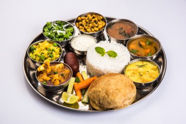 hint thali, hint gıda thali, punjabi thali, punjabi gıda thali, kuzey hint thali, roti, gulab jamum, paneer, kol, pulav veya veg biryani, raita veya rayta, daal tadka veya tarka kombinasyonu
