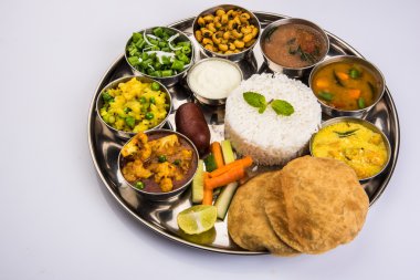 hint thali, hint gıda thali, punjabi thali, punjabi gıda thali, kuzey hint thali, roti, gulab jamum, paneer, kol, pulav veya veg biryani, raita veya rayta, daal tadka veya tarka kombinasyonu