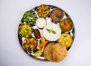 hint thali, hint gıda thali, punjabi thali, punjabi gıda thali, kuzey hint thali, roti, gulab jamum, paneer, kol, pulav veya veg biryani, raita veya rayta, daal tadka veya tarka kombinasyonu