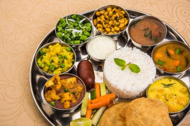 hint thali, hint gıda thali, punjabi thali, punjabi gıda thali, kuzey hint thali, roti, gulab jamum, paneer, kol, pulav veya veg biryani, raita veya rayta, daal tadka veya tarka kombinasyonu