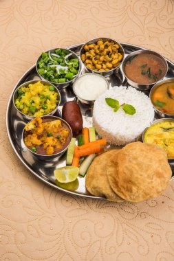 hint thali, hint gıda thali, punjabi thali, punjabi gıda thali, kuzey hint thali, roti, gulab jamum, paneer, kol, pulav veya veg biryani, raita veya rayta, daal tadka veya tarka kombinasyonu