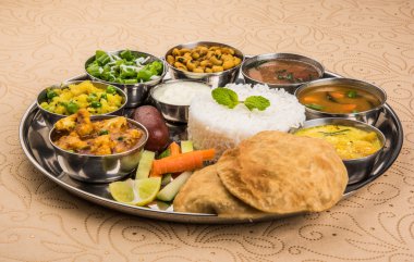 hint thali, hint gıda thali, punjabi thali, punjabi gıda thali, kuzey hint thali, roti, gulab jamum, paneer, kol, pulav veya veg biryani, raita veya rayta, daal tadka veya tarka kombinasyonu