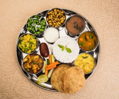 hint thali, hint gıda thali, punjabi thali, punjabi gıda thali, kuzey hint thali, roti, gulab jamum, paneer, kol, pulav veya veg biryani, raita veya rayta, daal tadka veya tarka kombinasyonu