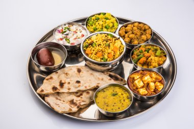 hint thali, hint gıda thali, punjabi thali, punjabi gıda thali, kuzey hint thali, roti, gulab jamum, paneer, kol, pulav veya veg biryani, raita veya rayta, daal tadka veya tarka kombinasyonu