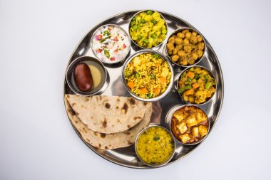 hint thali, hint gıda thali, punjabi thali, punjabi gıda thali, kuzey hint thali, roti, gulab jamum, paneer, kol, pulav veya veg biryani, raita veya rayta, daal tadka veya tarka kombinasyonu