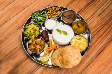 hint thali, hint gıda thali, punjabi thali, punjabi gıda thali, kuzey hint thali, roti, gulab jamum, paneer, kol, pulav veya veg biryani, raita veya rayta, daal tadka veya tarka kombinasyonu