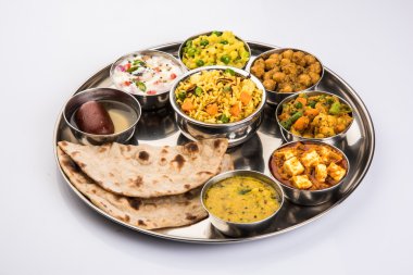 hint thali, hint gıda thali, punjabi thali, punjabi gıda thali, kuzey hint thali, roti, gulab jamum, paneer, kol, pulav veya veg biryani, raita veya rayta, daal tadka veya tarka kombinasyonu