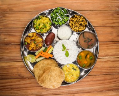 hint thali, hint gıda thali, punjabi thali, punjabi gıda thali, kuzey hint thali, roti, gulab jamum, paneer, kol, pulav veya veg biryani, raita veya rayta, daal tadka veya tarka kombinasyonu