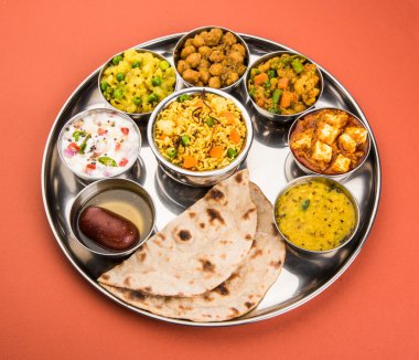 hint thali, hint gıda thali, punjabi thali, punjabi gıda thali, kuzey hint thali, roti, gulab jamum, paneer, kol, pulav veya veg biryani, raita veya rayta, daal tadka veya tarka kombinasyonu