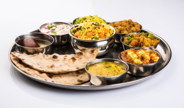 hint thali, hint gıda thali, punjabi thali, punjabi gıda thali, kuzey hint thali, roti, gulab jamum, paneer, kol, pulav veya veg biryani, raita veya rayta, daal tadka veya tarka kombinasyonu