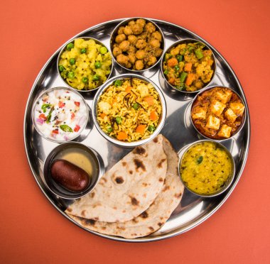 hint thali, hint gıda thali, punjabi thali, punjabi gıda thali, kuzey hint thali, roti, gulab jamum, paneer, kol, pulav veya veg biryani, raita veya rayta, daal tadka veya tarka kombinasyonu
