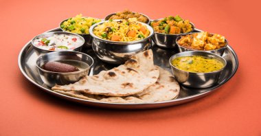 hint thali, hint gıda thali, punjabi thali, punjabi gıda thali, kuzey hint thali, roti, gulab jamum, paneer, kol, pulav veya veg biryani, raita veya rayta, daal tadka veya tarka kombinasyonu