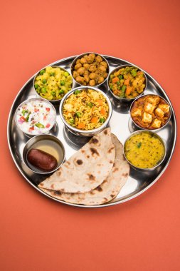hint thali, hint gıda thali, punjabi thali, punjabi gıda thali, kuzey hint thali, roti, gulab jamum, paneer, kol, pulav veya veg biryani, raita veya rayta, daal tadka veya tarka kombinasyonu