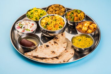 hint thali, hint gıda thali, punjabi thali, punjabi gıda thali, kuzey hint thali, roti, gulab jamum, paneer, kol, pulav veya veg biryani, raita veya rayta, daal tadka veya tarka kombinasyonu