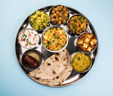 hint thali, hint gıda thali, punjabi thali, punjabi gıda thali, kuzey hint thali, roti, gulab jamum, paneer, kol, pulav veya veg biryani, raita veya rayta, daal tadka veya tarka kombinasyonu