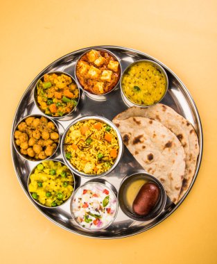 hint thali, hint gıda thali, punjabi thali, punjabi gıda thali, kuzey hint thali, roti, gulab jamum, paneer, kol, pulav veya veg biryani, raita veya rayta, daal tadka veya tarka kombinasyonu
