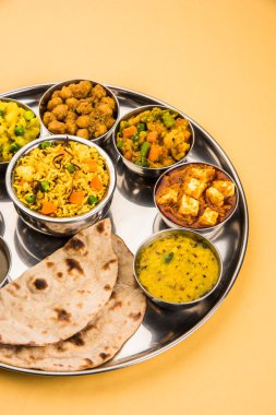 hint thali, hint gıda thali, punjabi thali, punjabi gıda thali, kuzey hint thali, roti, gulab jamum, paneer, kol, pulav veya veg biryani, raita veya rayta, daal tadka veya tarka kombinasyonu