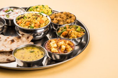 hint thali, hint gıda thali, punjabi thali, punjabi gıda thali, kuzey hint thali, roti, gulab jamum, paneer, kol, pulav veya veg biryani, raita veya rayta, daal tadka veya tarka kombinasyonu
