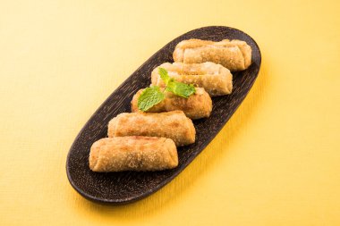 domates ketçap ile beyaz oval seramik plaka içinde sebze rulo