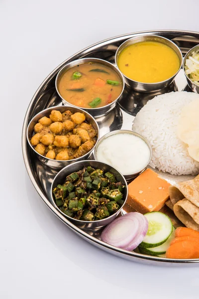 Indiase thali, Indiaas eten thali, Punjabi thali, Punjabi Food thali, North Indian thali, Roti, Gulab jamum, paneer, Chole, micro of VEG Biryani, Raita of rayta, daal tadka of Tarka combinatie — Stockfoto