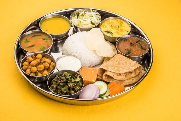 Thali indiano, thali indiano, thali punjabi, thali punjabi, thali indiano settentrionale, roti, jamum gulab, paneer, chole, pulav o veg biryani, raita o rayta, combinazione daal tadka o tarka — Foto Stock