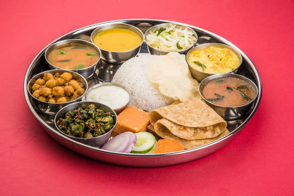 Indiska Thali, indisk mat Thali, punjabi Thali, punjabi mat Thali, North Indian Thali, Roti, Gulab jamum, Paneer, chole, pulav eller veg Biryani, Raita eller rayta, daal TADKA eller Tarka kombination — Stockfoto