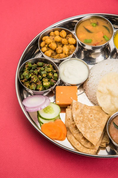 Thali indio, thali indio, thali punjabi, thali punjabi, thali indio del norte, roti, gulab jamum, paneer, chole, pulav o veg biryani, raita o rayta, daal tadka o tarka combination —  Fotos de Stock