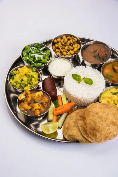 Táli indiano, táli indiano, táli punjabi, táli punjabi, táli indiano do norte, roti, jamum gulab, paneer, chole, pulav ou biryani veg, raita ou rayta, daal tadka ou tarka combinação — Fotografia de Stock