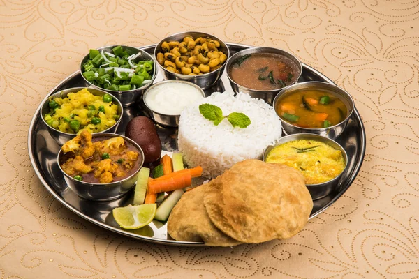Hint thali, hint gıda thali, punjabi thali, punjabi gıda thali, kuzey hint thali, roti, gulab jamum, paneer, kol, pulav veya veg biryani, raita veya rayta, daal tadka veya tarka kombinasyonu — Stok fotoğraf