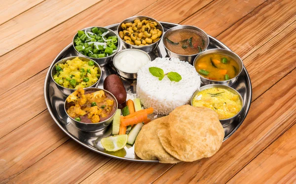 印度沙利， 印度食品 thali， punjabi thali， punjabi 食品 thali， 北印度萨利， 罗蒂， 古拉布贾姆， 窗格， 胆， 普拉夫或蔬菜比里亚尼， 拉伊塔或雷达塔， 达阿尔塔卡或塔尔卡组合 — 图库照片