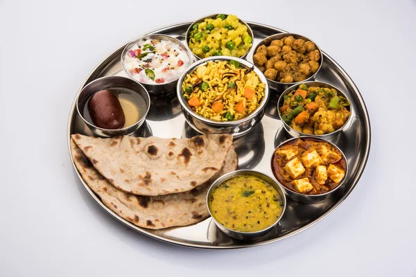 Ινδικό Thali, Ινδικό φαγητό Thali, Παντζάμπι Thali, Παντζάμπι φαγητό Thali, Βόρεια ινδική Thali, roti, Gulab jamum, panείρ, chole, pulav ή λαχανικά Biryani, Ραϊτα ή rayta, πατάτες Tadka ή TARKA συνδυασμό — Φωτογραφία Αρχείου