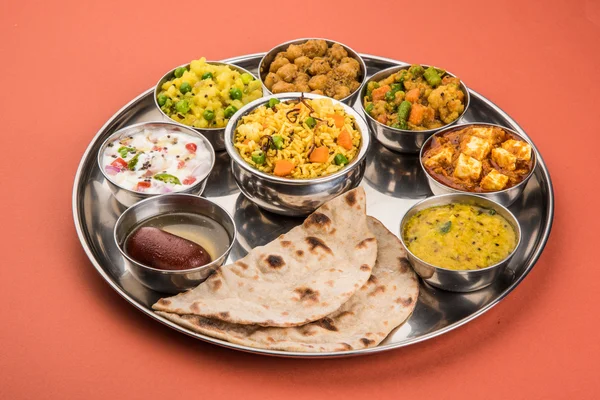 印度沙利， 印度食品 thali， punjabi thali， punjabi 食品 thali， 北印度萨利， 罗蒂， 古拉布贾姆， 窗格， 胆， 普拉夫或蔬菜比里亚尼， 拉伊塔或雷达塔， 达阿尔塔卡或塔尔卡组合 — 图库照片