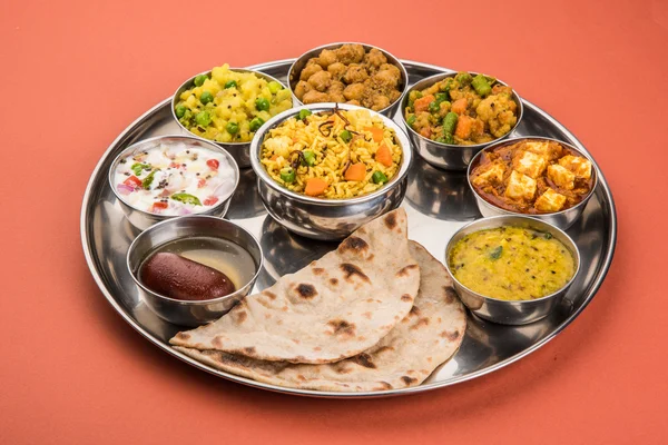 hint thali, hint gıda thali, punjabi thali, punjabi gıda thali, kuzey hint thali, roti, gulab jamum, paneer, kol, pulav veya veg biryani, raita veya rayta, daal tadka veya tarka kombinasyonu