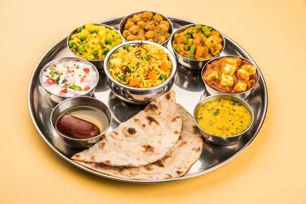 hint thali, hint gıda thali, punjabi thali, punjabi gıda thali, kuzey hint thali, roti, gulab jamum, paneer, kol, pulav veya veg biryani, raita veya rayta, daal tadka veya tarka kombinasyonu