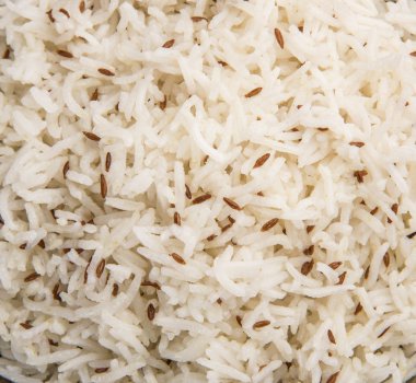 jeera pirinç, kızarmış kimyon tohumu ile aromalı uzun tahıl basmati pirinç , seramik kase servis, üst görünümü, izole ve turuncu arka plan ön görünümü