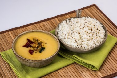 Pilavlı tam sarı mercimek, dal tadka ve jeera pilavı, Hint yemeği, pilav pişirildi ve Arhar veya Toor dal (Güvercin Bezelyesi) pişirildi.