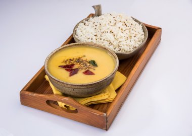 Pilavlı tam sarı mercimek, dal tadka ve jeera pilavı, Hint yemeği, pilav pişirildi ve Arhar veya Toor dal (Güvercin Bezelyesi) pişirildi.