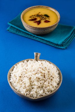 Pilavlı tam sarı mercimek, dal tadka ve jeera pilavı, Hint yemeği, pilav pişirildi ve Arhar veya Toor dal (Güvercin Bezelyesi) pişirildi.