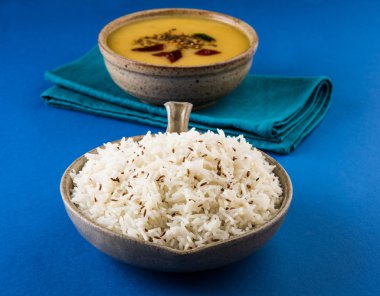 Pilavlı tam sarı mercimek, dal tadka ve jeera pilavı, Hint yemeği, pilav pişirildi ve Arhar veya Toor dal (Güvercin Bezelyesi) pişirildi.