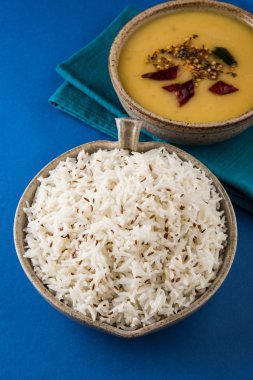 Pilavlı tam sarı mercimek, dal tadka ve jeera pilavı, Hint yemeği, pilav pişirildi ve Arhar veya Toor dal (Güvercin Bezelyesi) pişirildi.