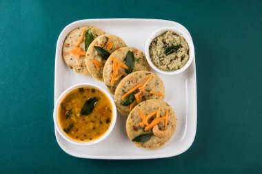 güneyde Hint en sevdiği yiyecekler rava Idli veya irmik tembel tembel veya rava tembel tembel, sambar ve yeşil Hint turşusu ile servis