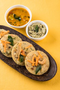 güneyde Hint en sevdiği yiyecekler rava Idli veya irmik tembel tembel veya rava tembel tembel, sambar ve yeşil Hint turşusu ile servis