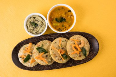 güney hint favori gıda rava idli veya irmik idly veya rava idly, sambar ve yeşil chutney ile hizmet, beyaz arka plan üzerinde izole
